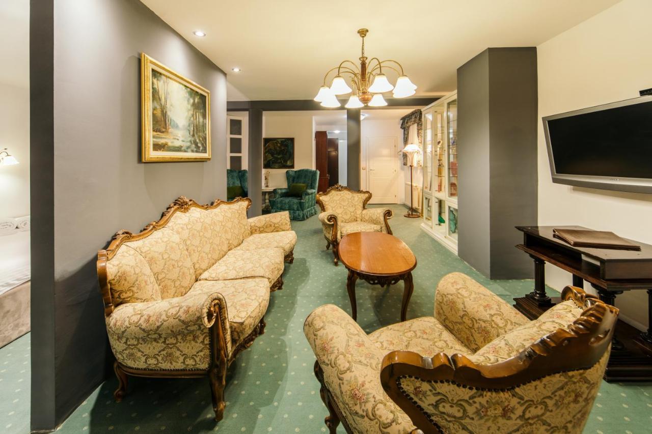 Garni Hotel President De Luxe Κραγκούγιεβατς Εξωτερικό φωτογραφία