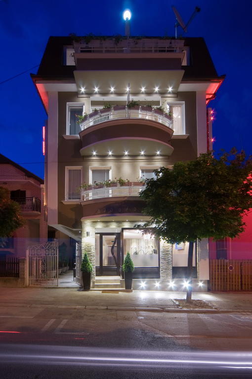 Garni Hotel President De Luxe Κραγκούγιεβατς Εξωτερικό φωτογραφία