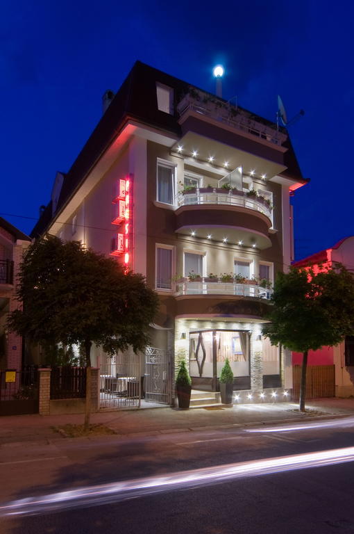 Garni Hotel President De Luxe Κραγκούγιεβατς Εξωτερικό φωτογραφία